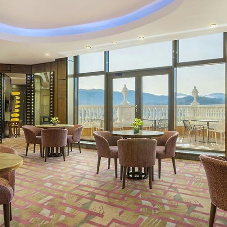 Sheraton Batumi Hotel Bagian luar foto Club Lounge at the hotel