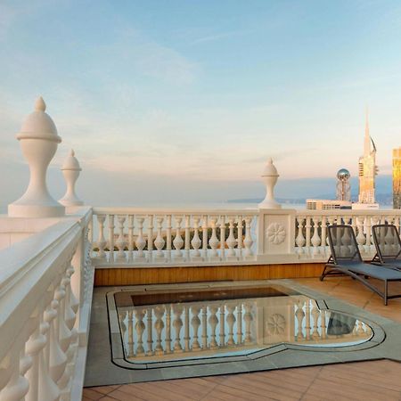 Sheraton Batumi Hotel Bagian luar foto The rooftop pool at the Taj Mahal Palace