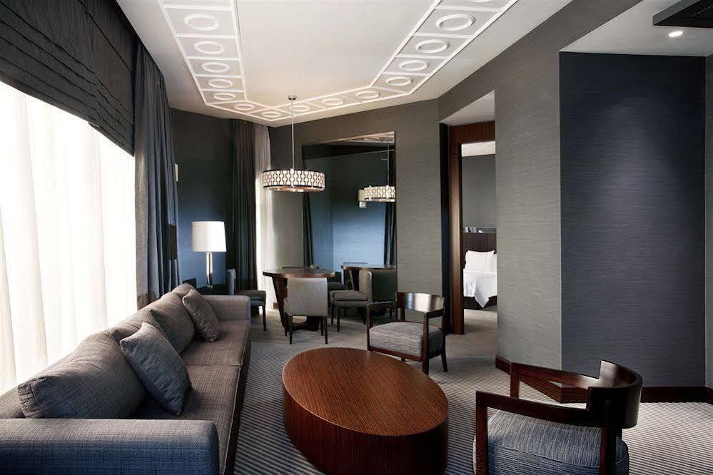 Sheraton Batumi Hotel Bagian luar foto A suite at the hotel
