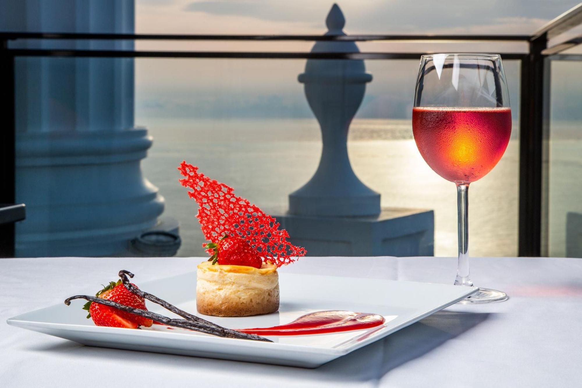 Sheraton Batumi Hotel Bagian luar foto A glass of wine