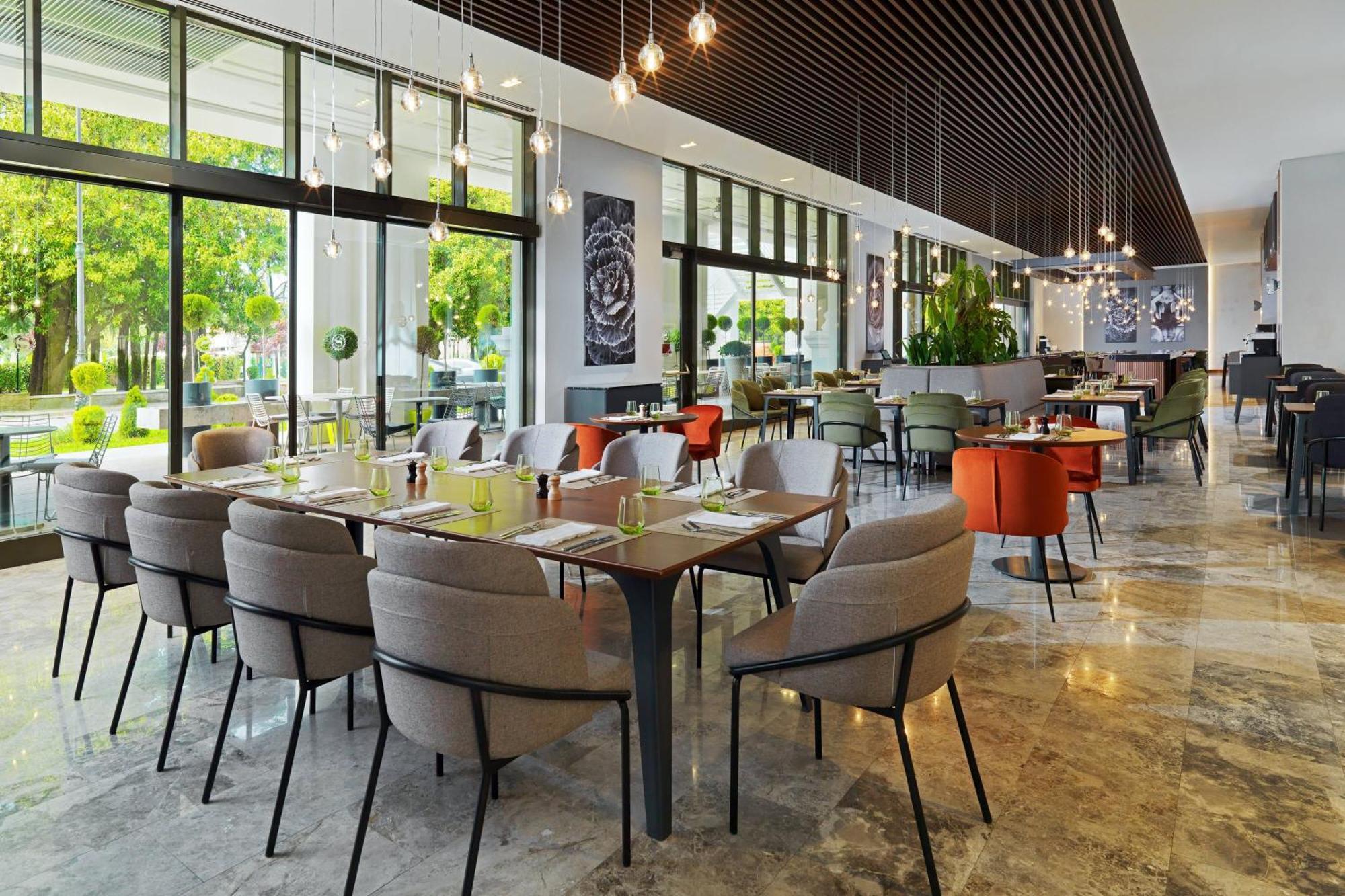 Sheraton Batumi Hotel Bagian luar foto The restaurant
