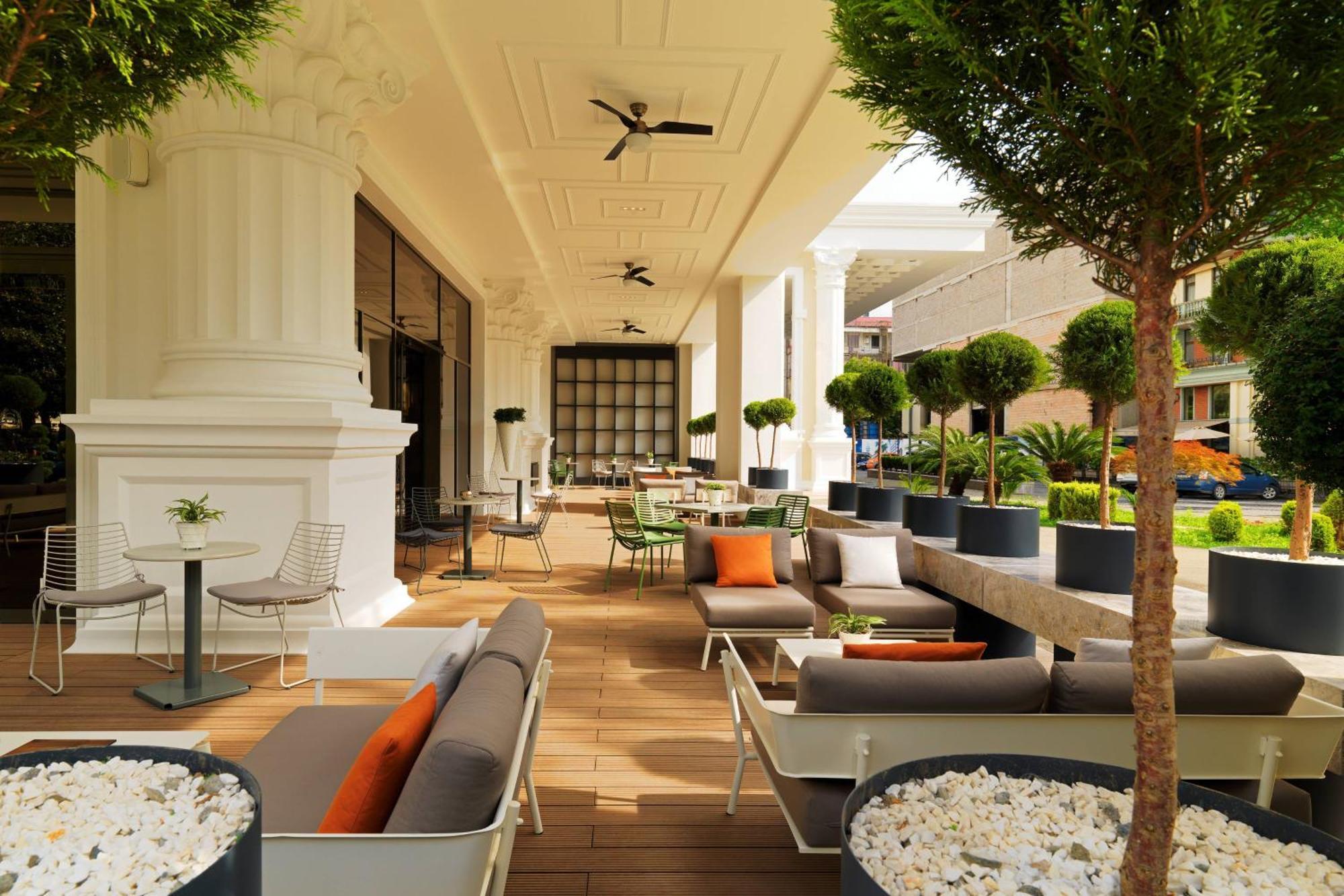 Sheraton Batumi Hotel Bagian luar foto The hotel's lobby