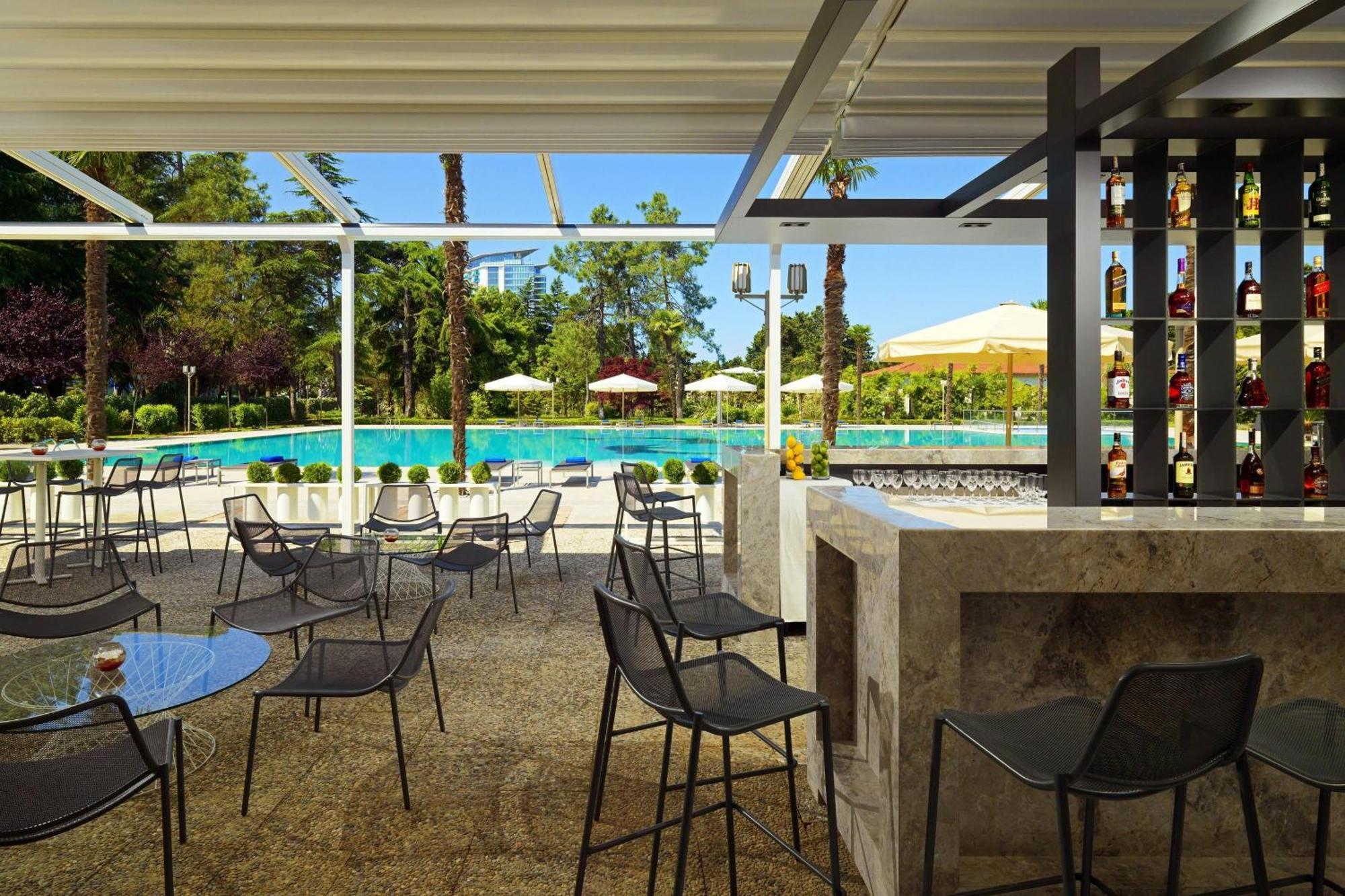 Sheraton Batumi Hotel Bagian luar foto Pool bar