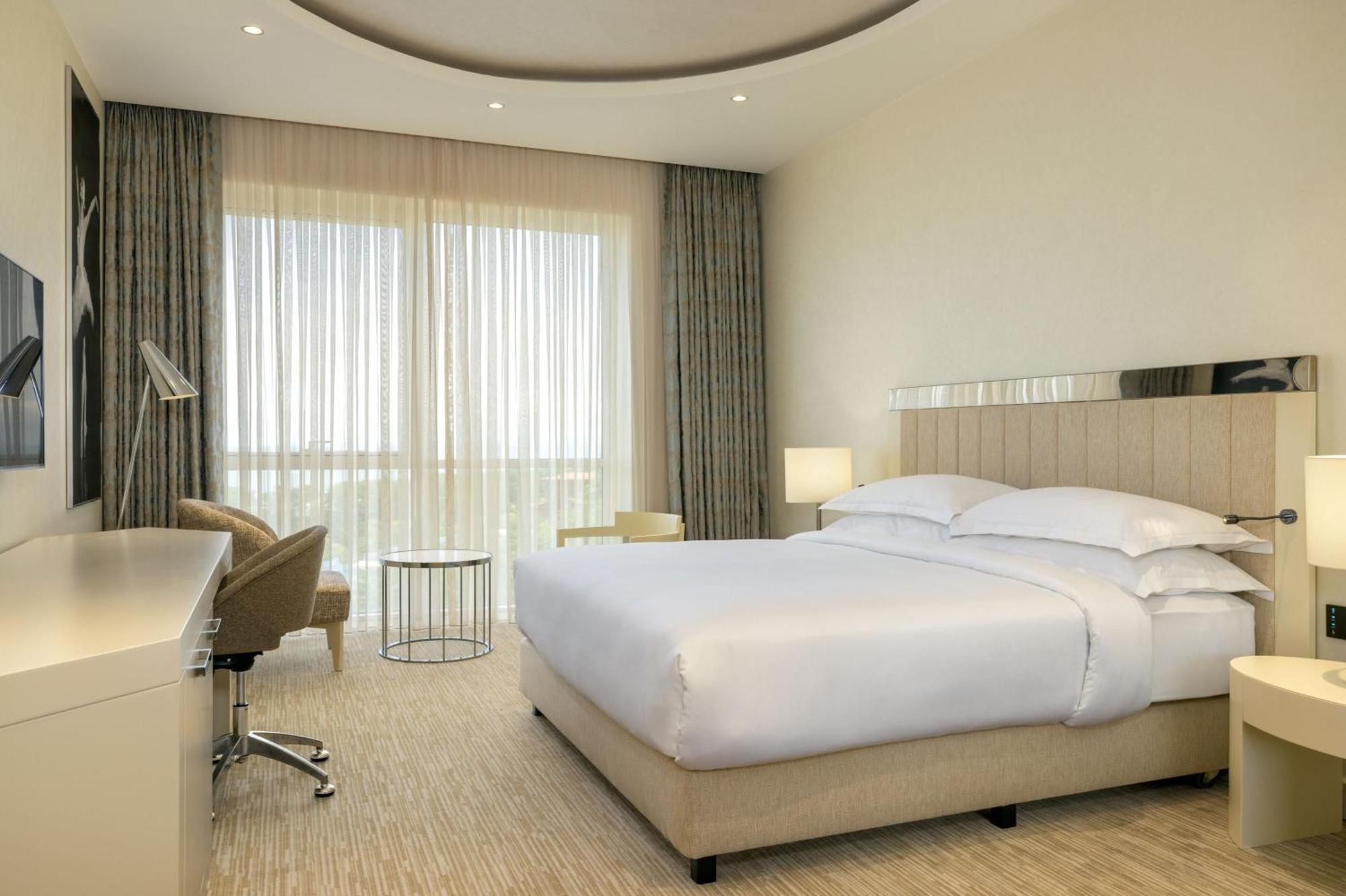 Sheraton Batumi Hotel Bagian luar foto A bedroom at the hotel