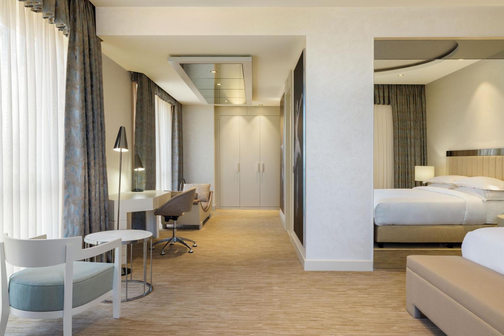 Sheraton Batumi Hotel Bagian luar foto Suite