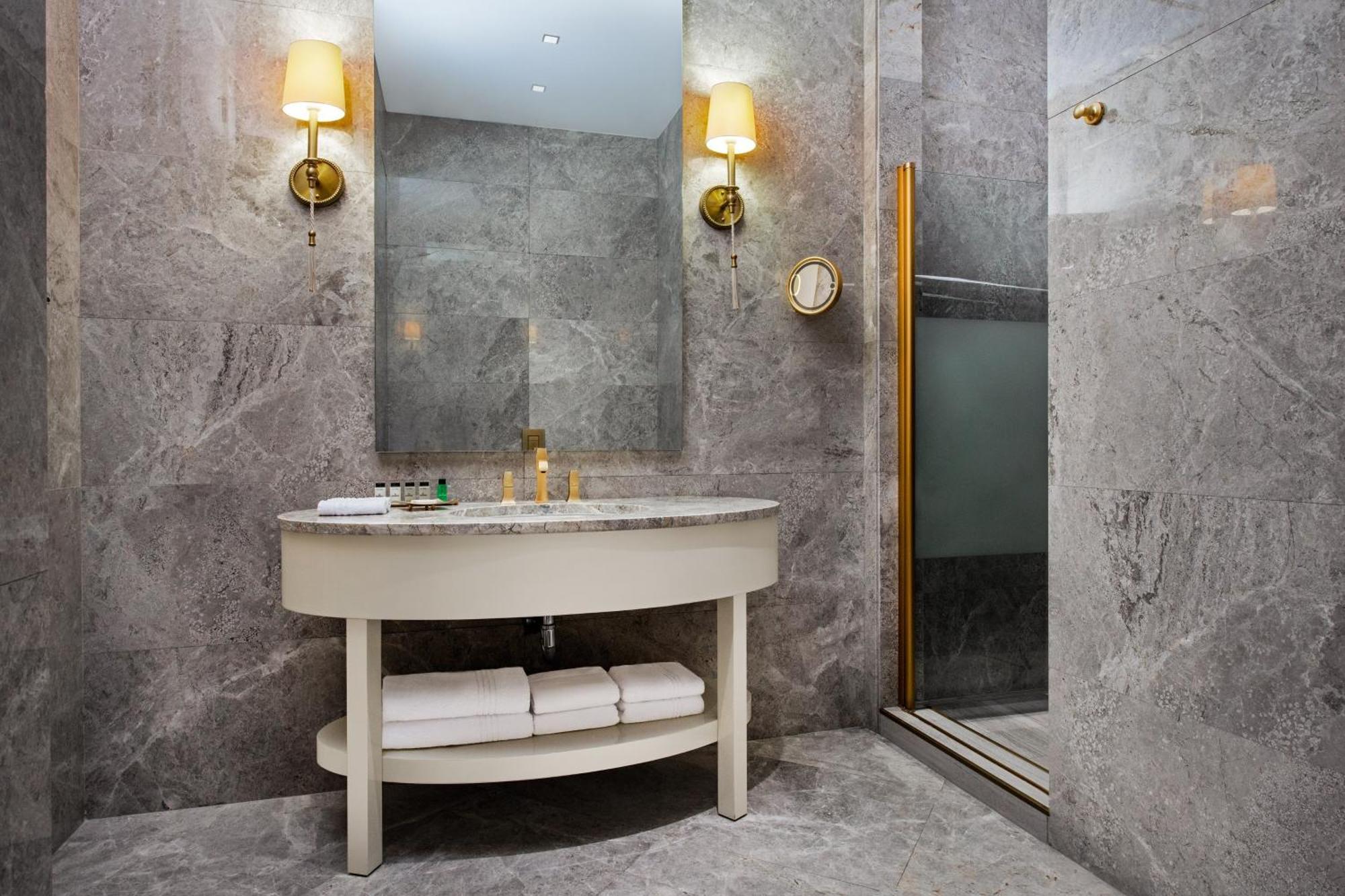 Sheraton Batumi Hotel Bagian luar foto Bathroom