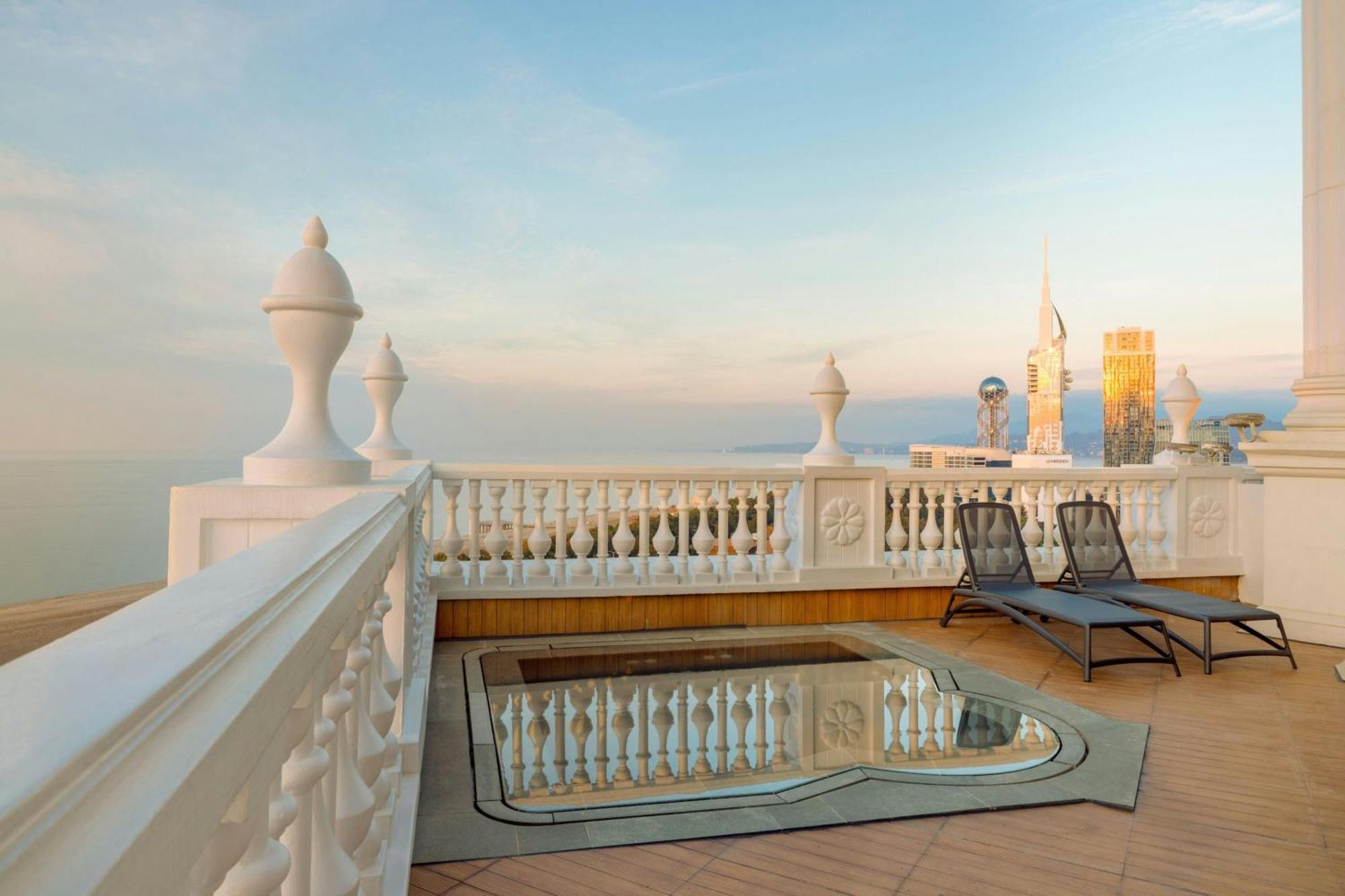 Sheraton Batumi Hotel Bagian luar foto The rooftop pool at the Taj Mahal Palace