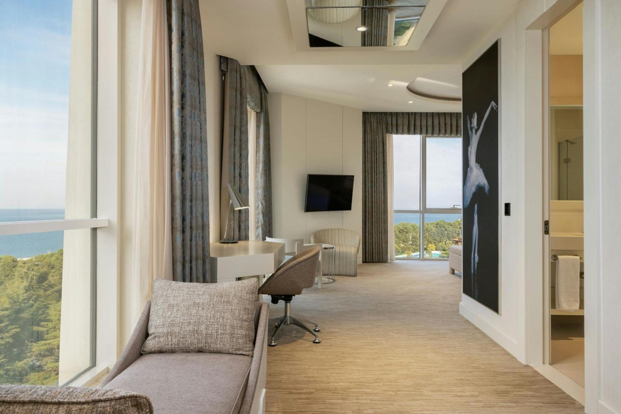 Sheraton Batumi Hotel Bagian luar foto Suite