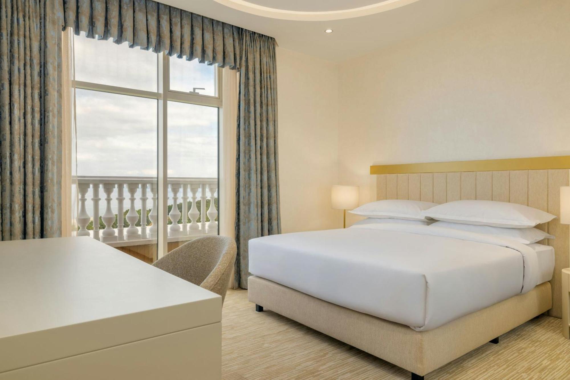 Sheraton Batumi Hotel Bagian luar foto A bedroom at the hotel