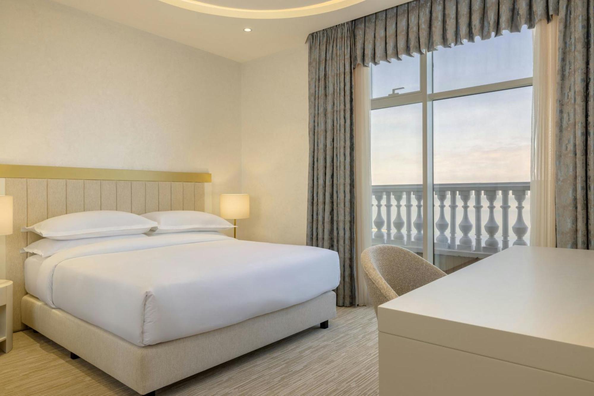 Sheraton Batumi Hotel Bagian luar foto A bedroom at the hotel