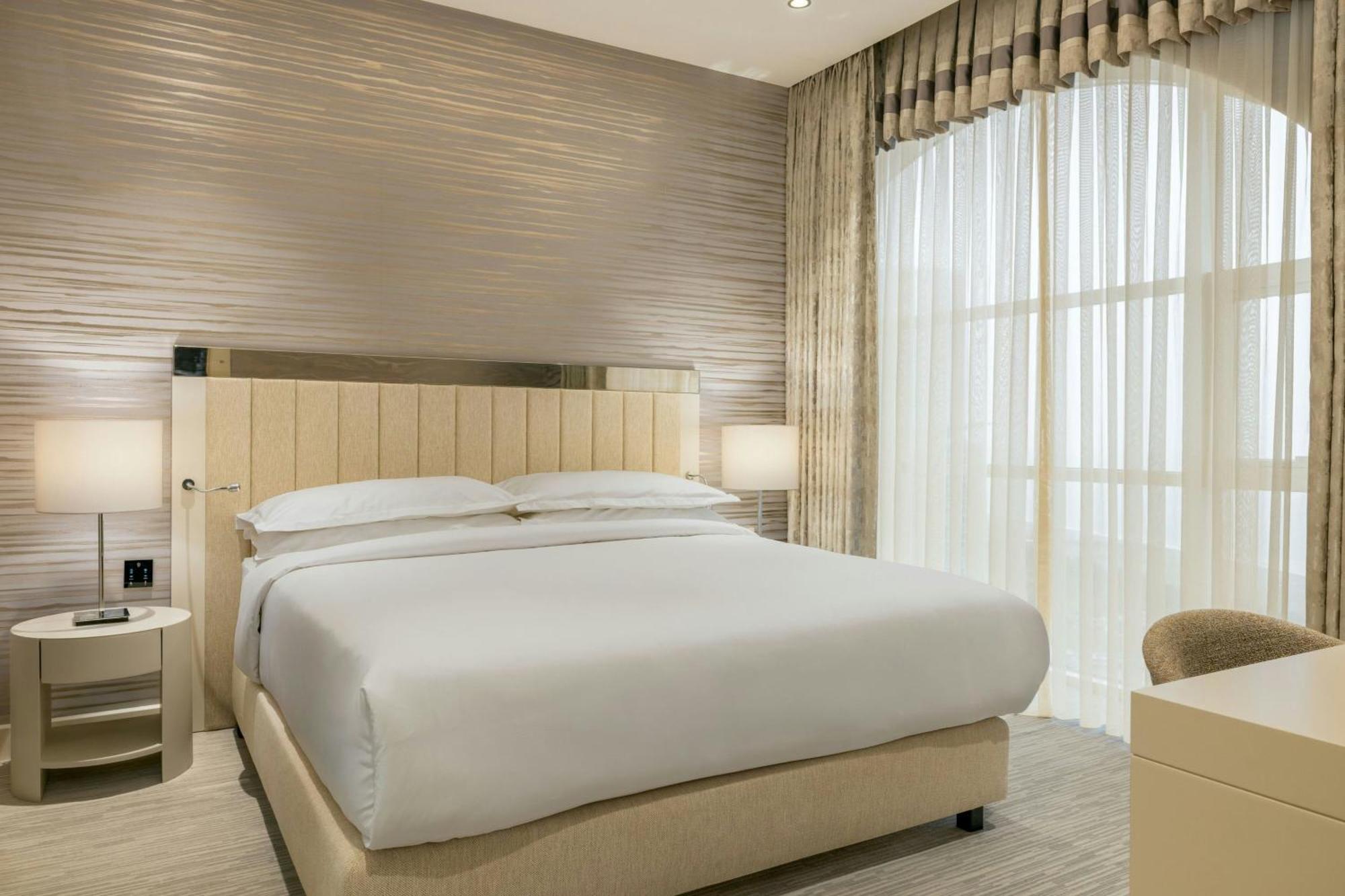Sheraton Batumi Hotel Bagian luar foto A bedroom at the hotel