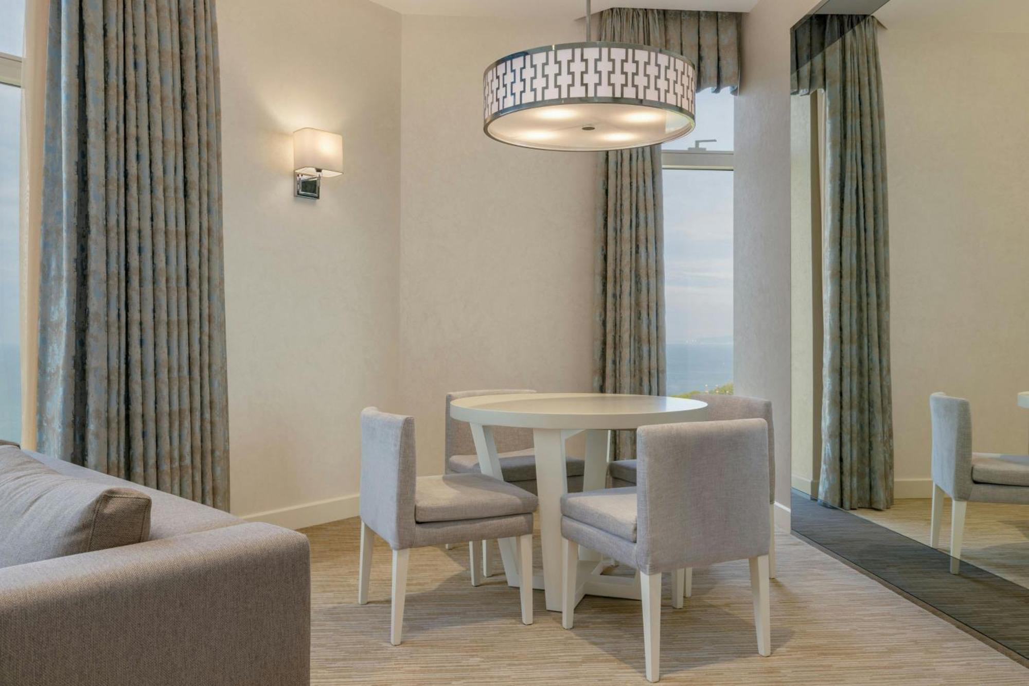 Sheraton Batumi Hotel Bagian luar foto A dining room