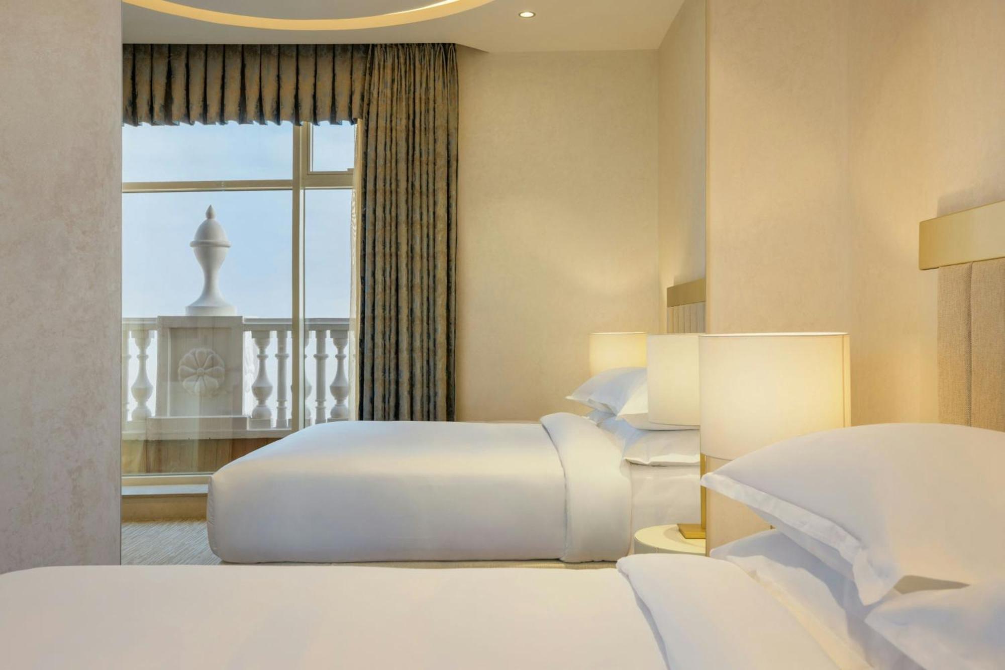 Sheraton Batumi Hotel Bagian luar foto Deluxe room