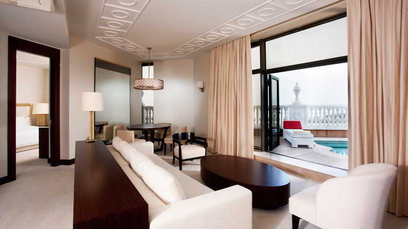 Sheraton Batumi Hotel Bagian luar foto A suite at the Wynn