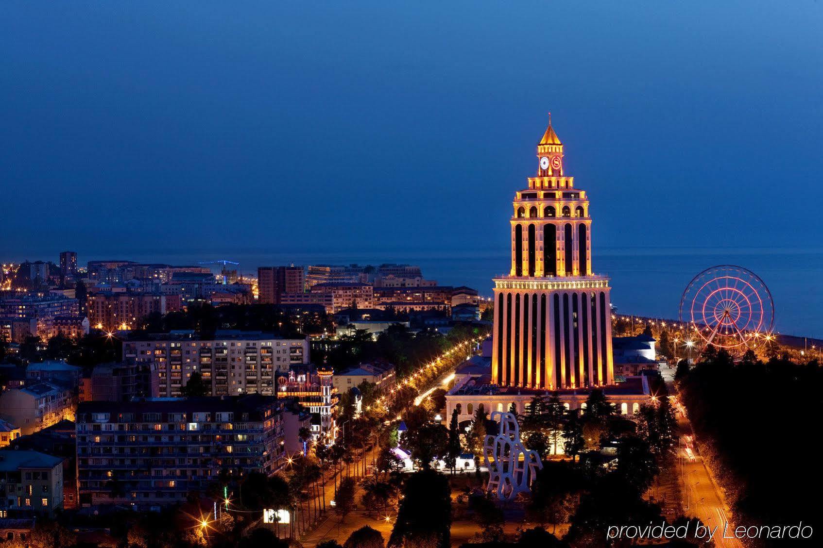 Sheraton Batumi Hotel Bagian luar foto The Millennium Tower at night