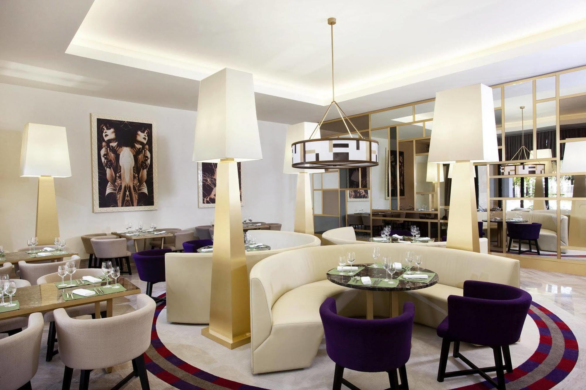 Sheraton Batumi Hotel Bagian luar foto The interior of the restaurant