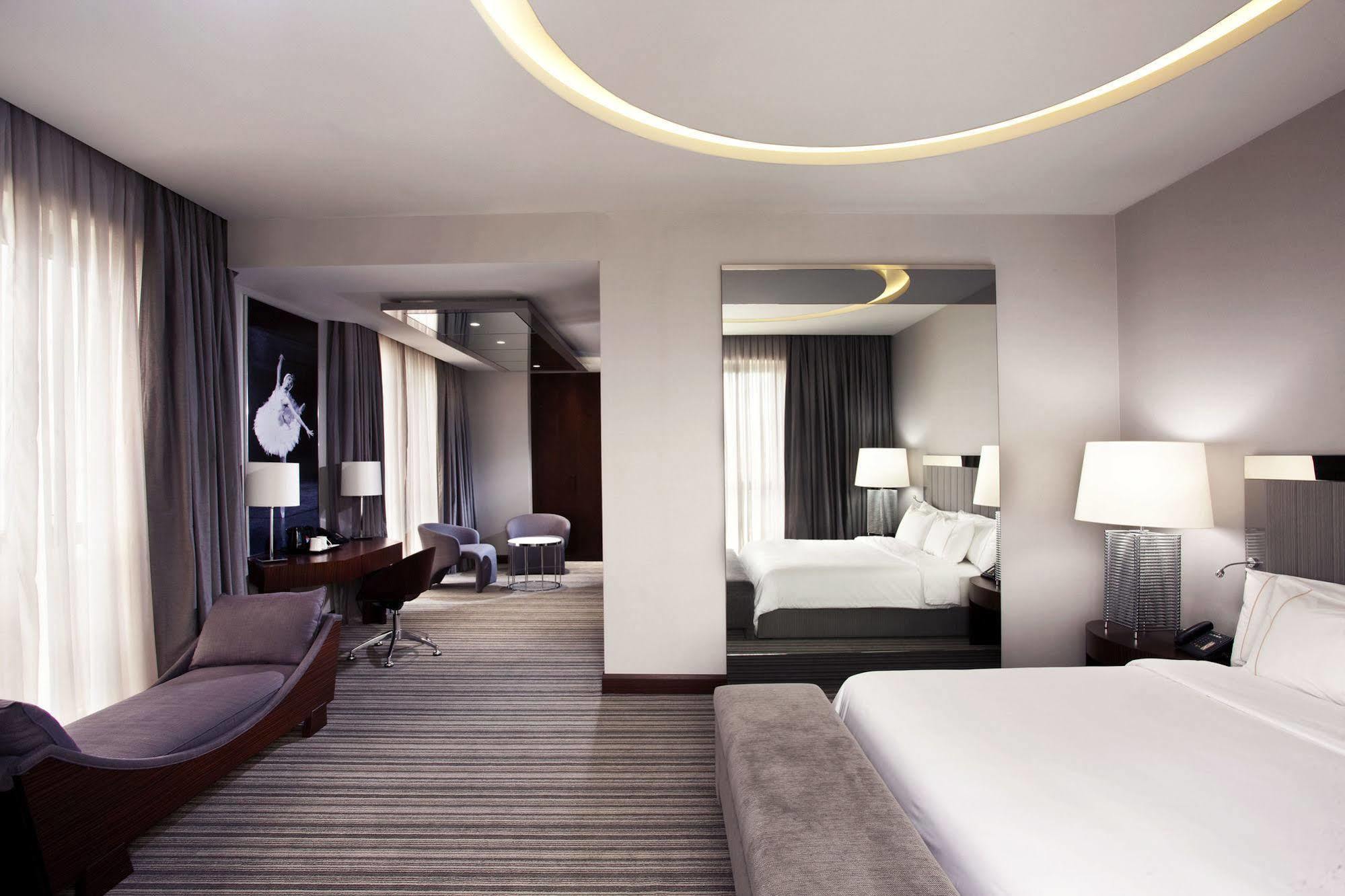 Sheraton Batumi Hotel Ruang foto A suite at the hotel